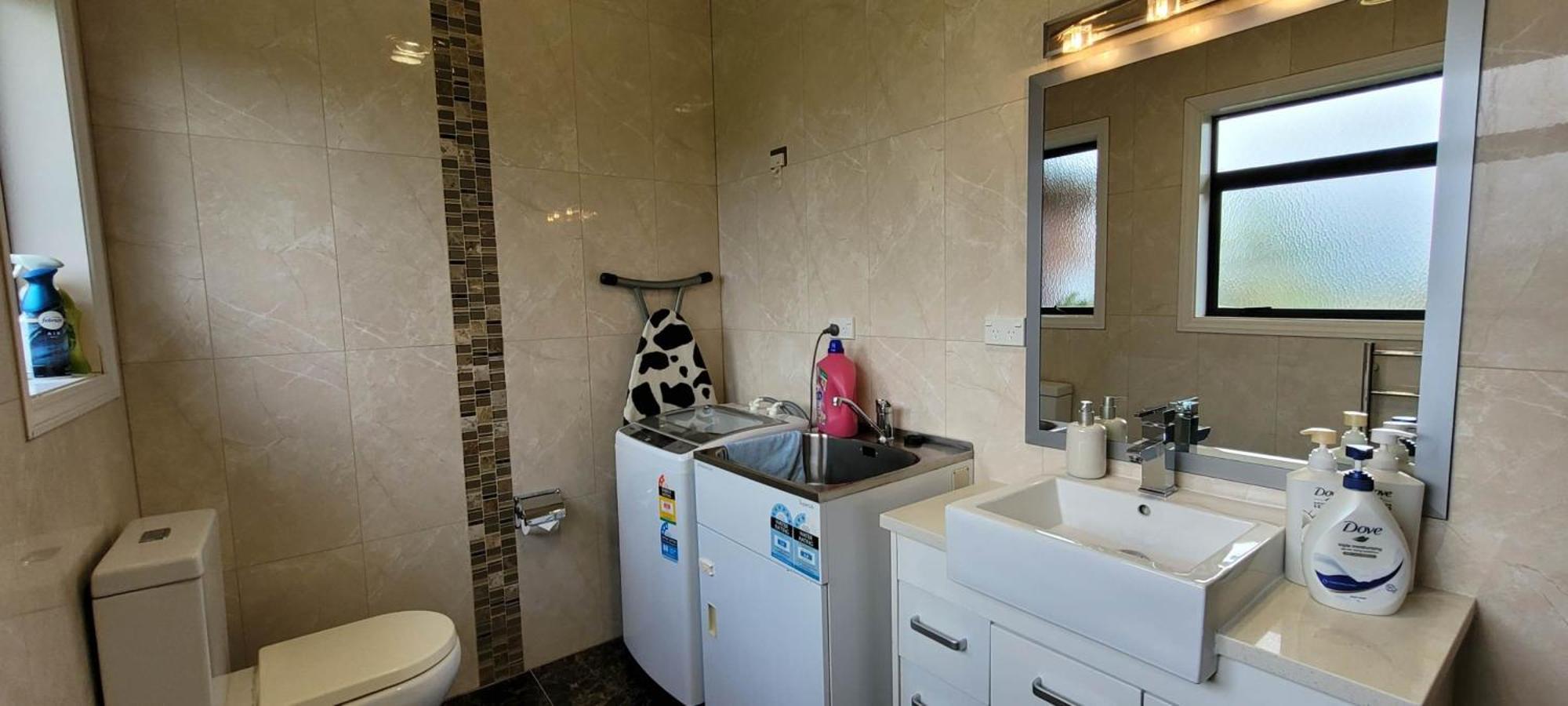Elevated Family Sized Guest-house With Beautiful Views *