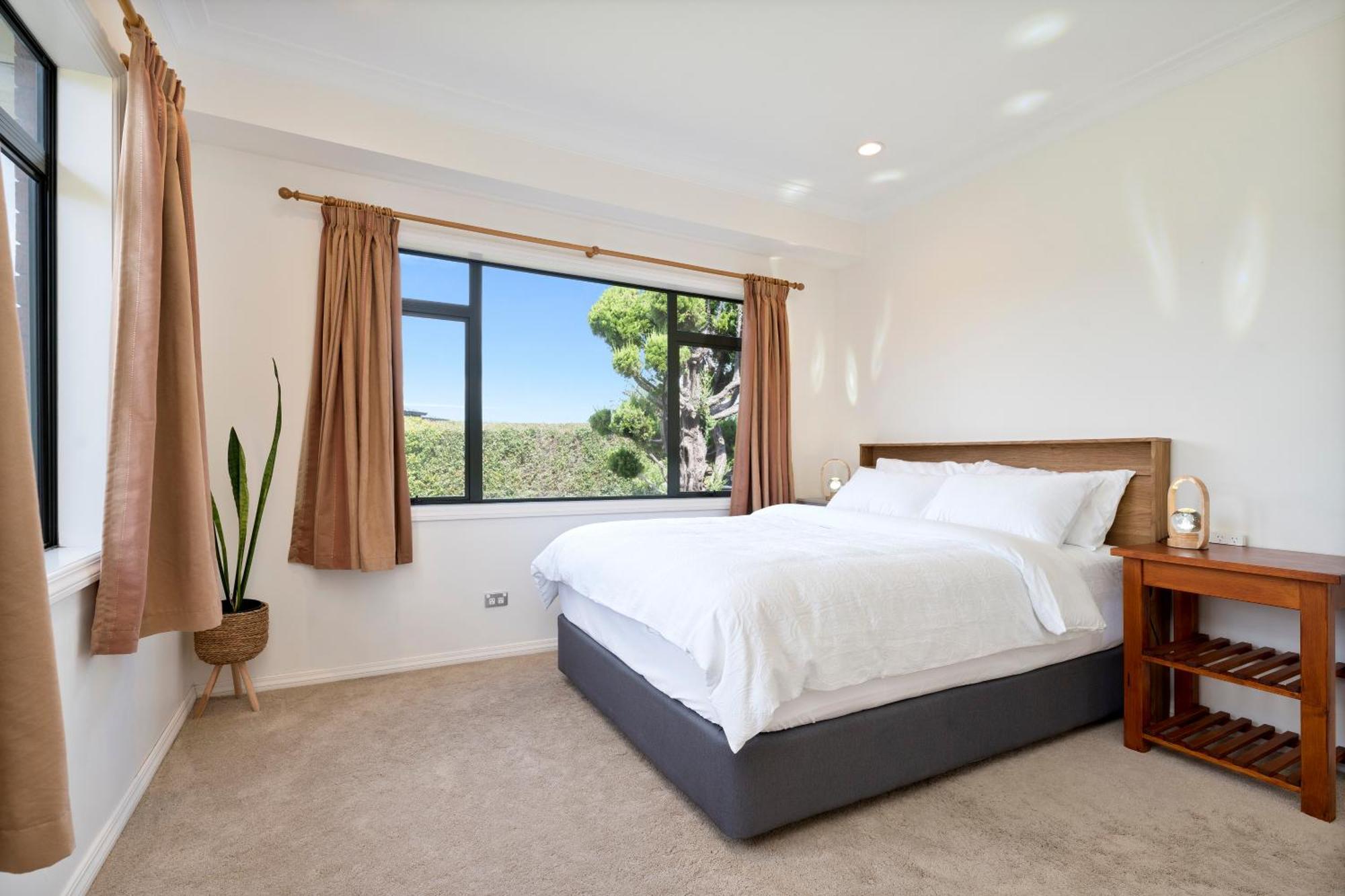 Guest house Elevated Family Sized Guest-house With Beautiful Views