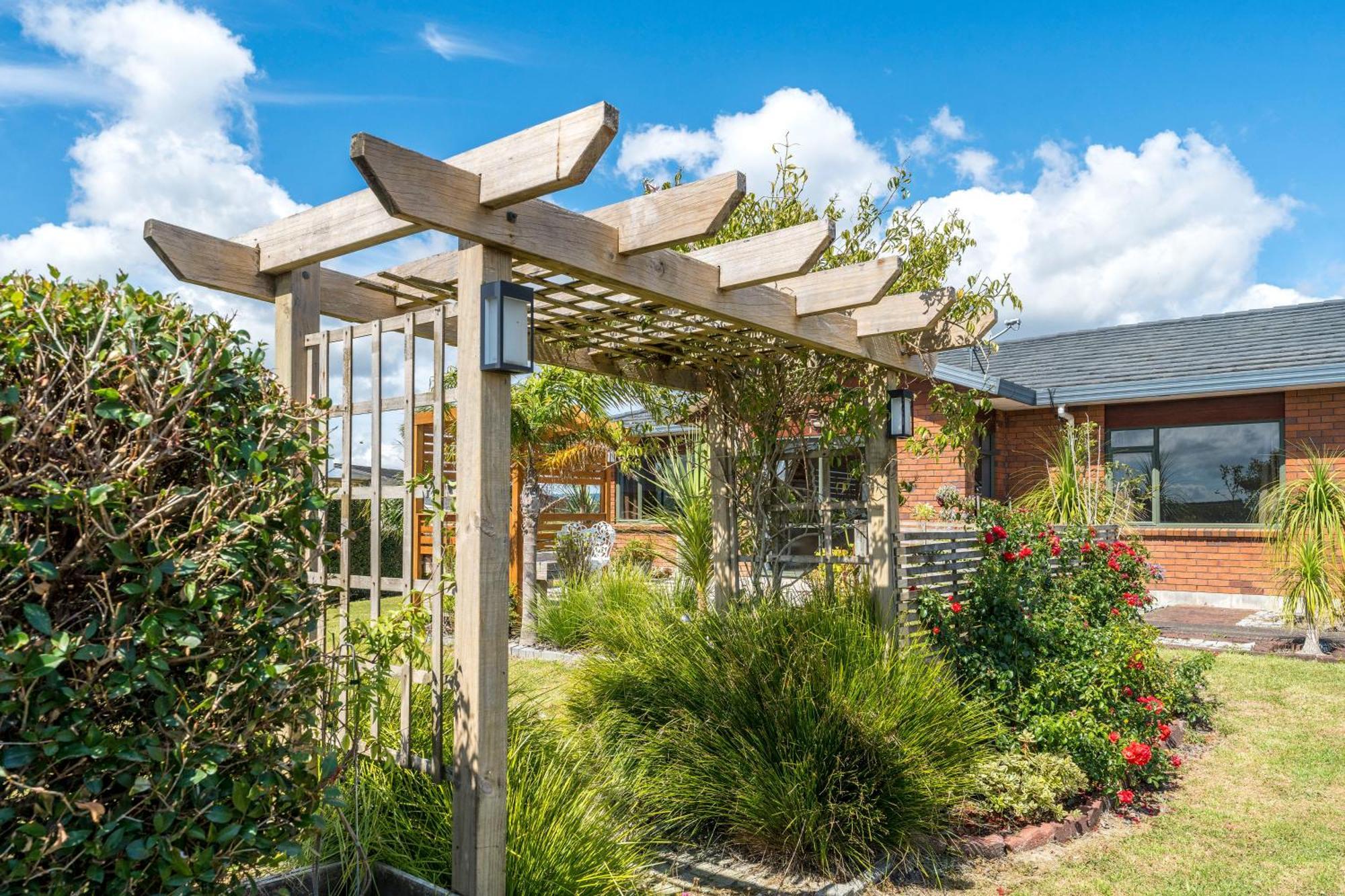 Elevated Family Sized Guest-house With Beautiful Views *